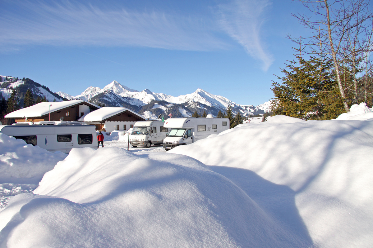 Wintercamping im Wohnmobil: Die günstige Alternative zum klassischen Winterurlaub