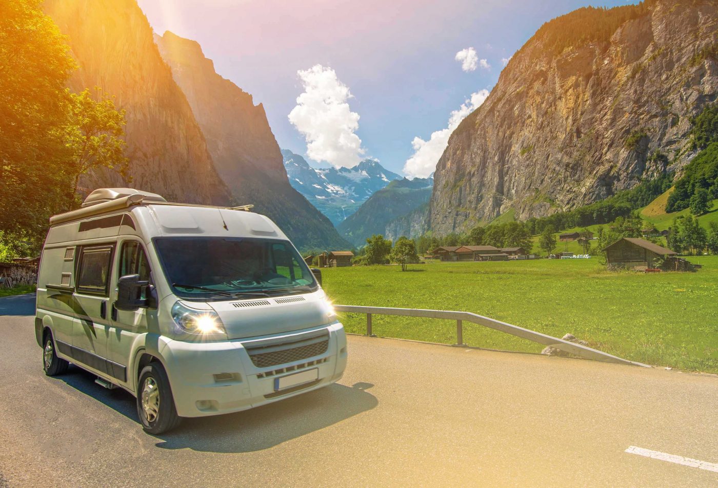 Kastenwagen in den Alpen unterwegs