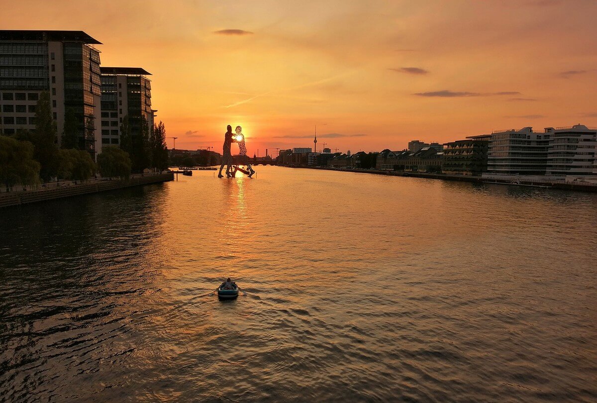 Berlin Blick auf die Spree mit der Skulptur des Molecule Man