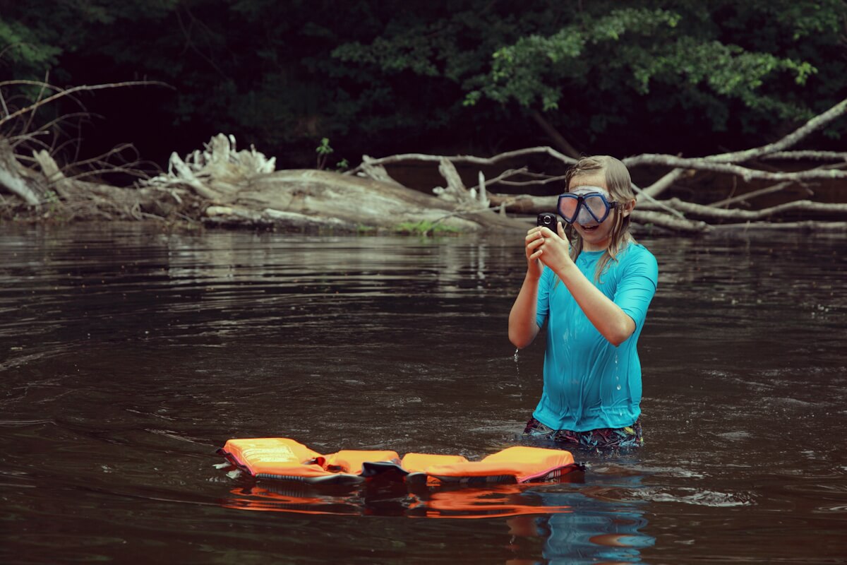 Kind mit Taucherbrille im See