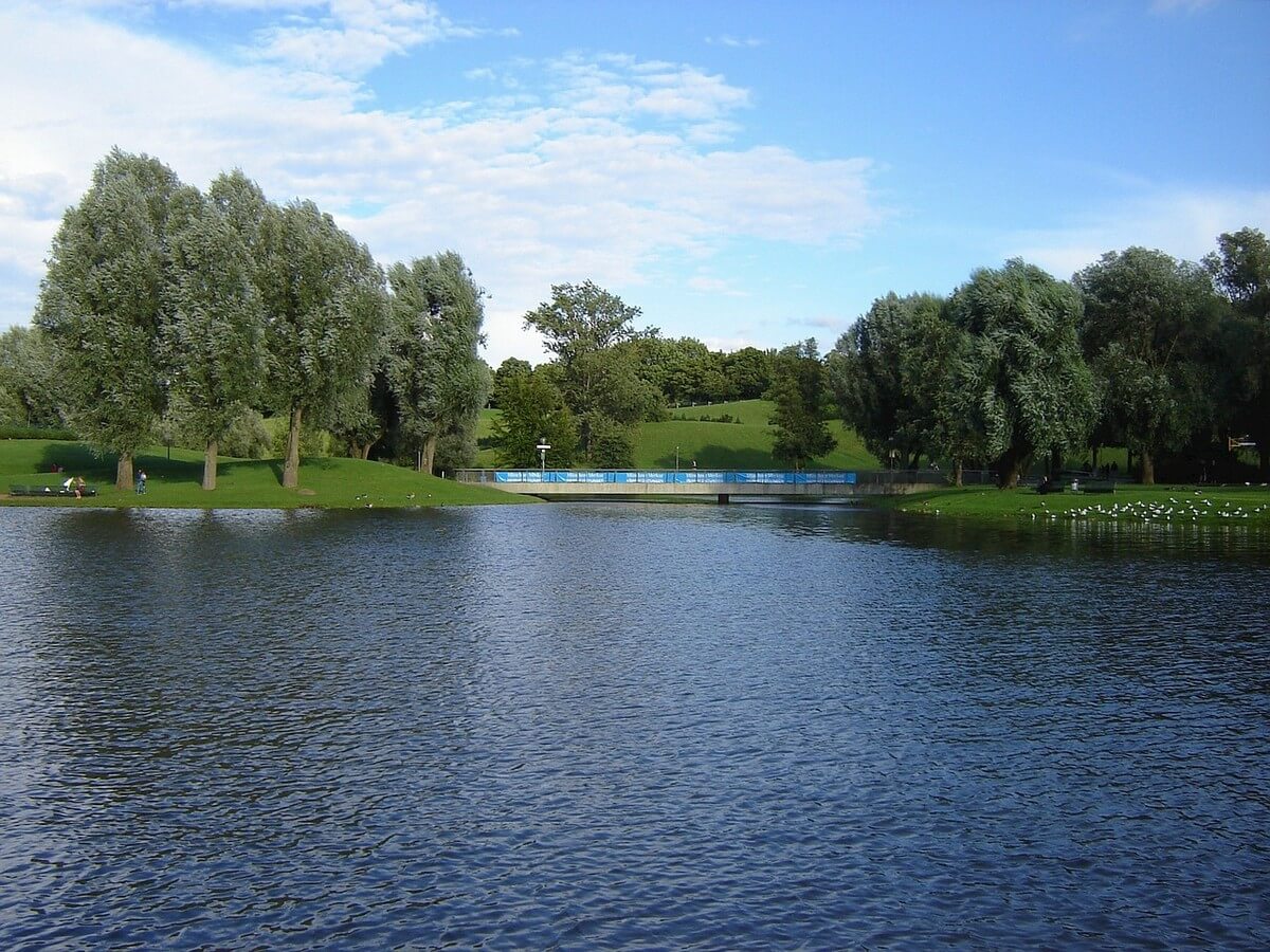 Park mit See in München