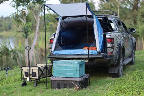 Kofferaum-Camper mit Zelt auf Privatgrundstück am See