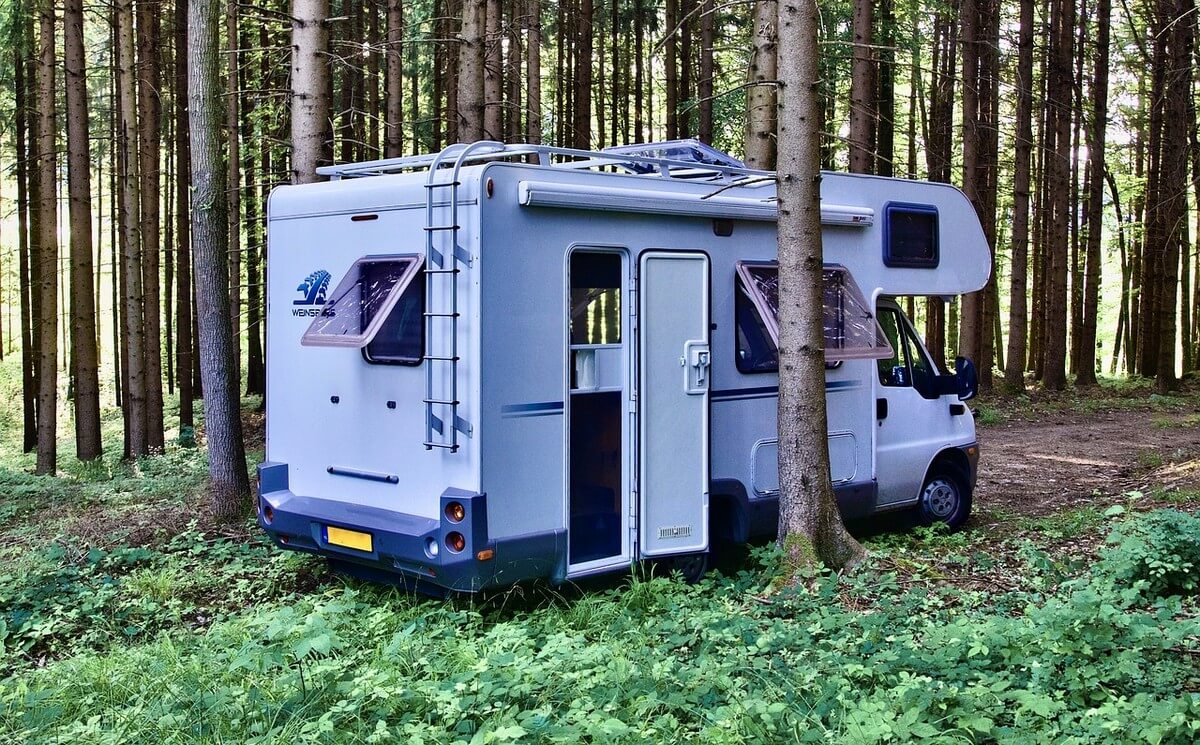 Alkoven Wohnmobil auf Privatgrundstück im Wald