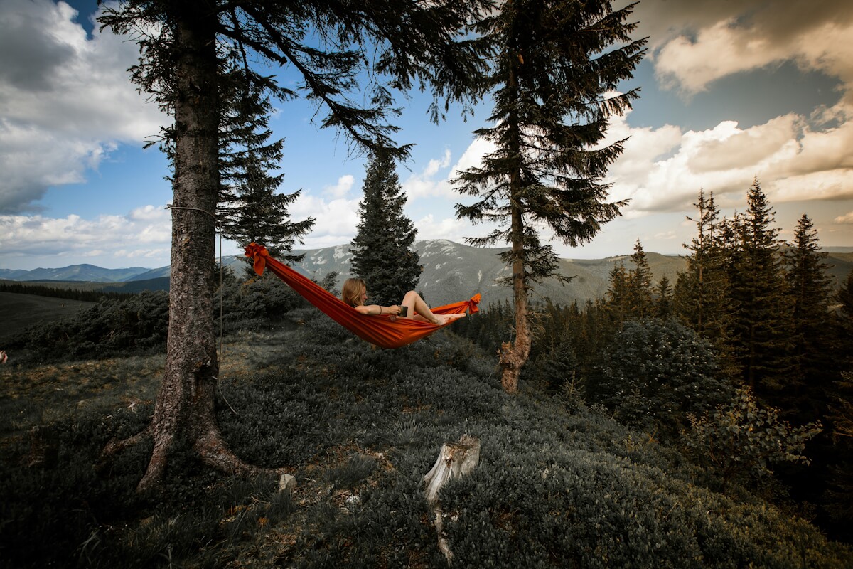 Wildcampen in roter Hängematte