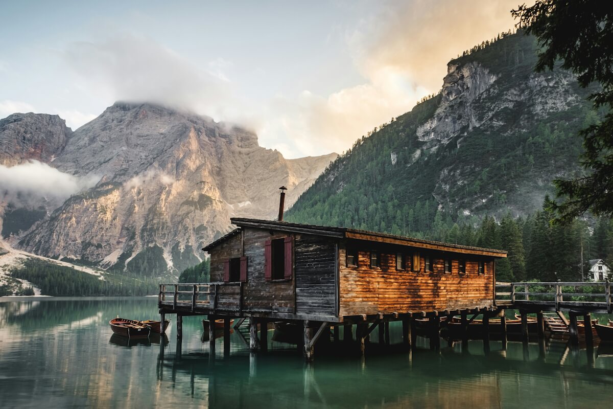 Holzhütte an Alpensee in den italienischen Alpen