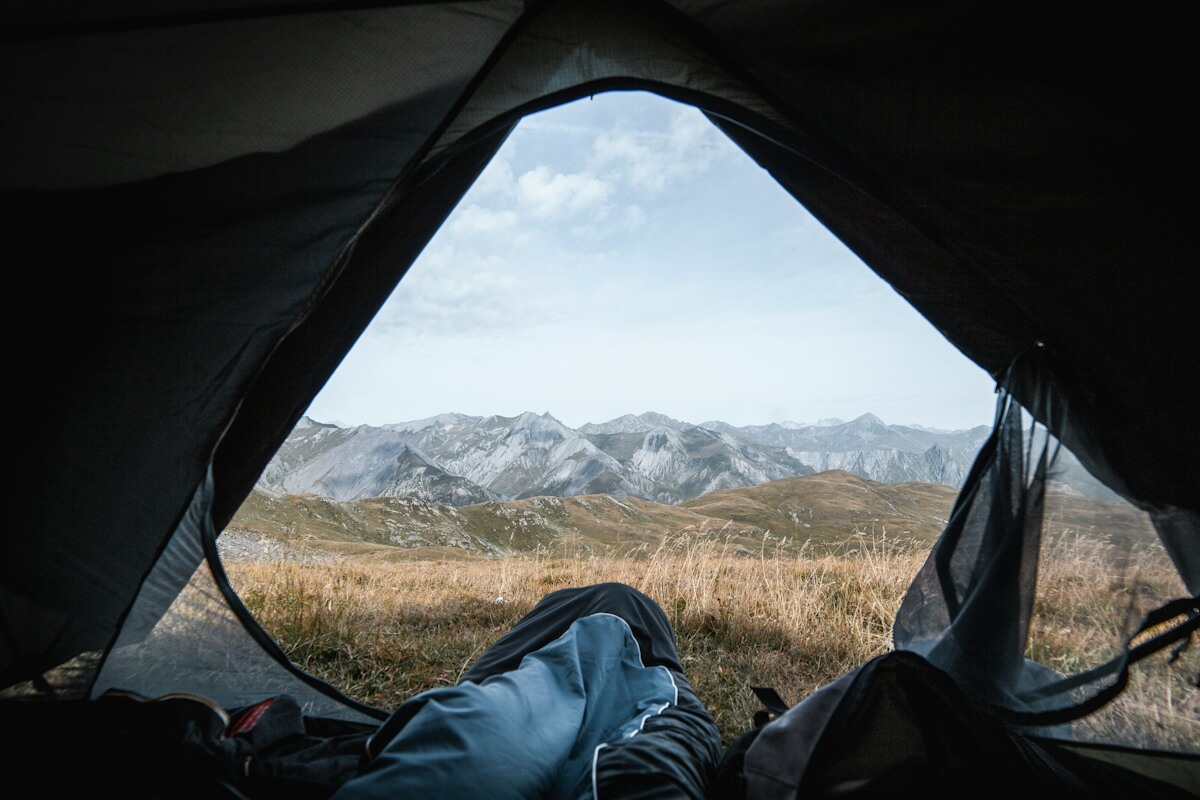 Wildcamping auf alpiner Wiese in den österreichischen Alpen