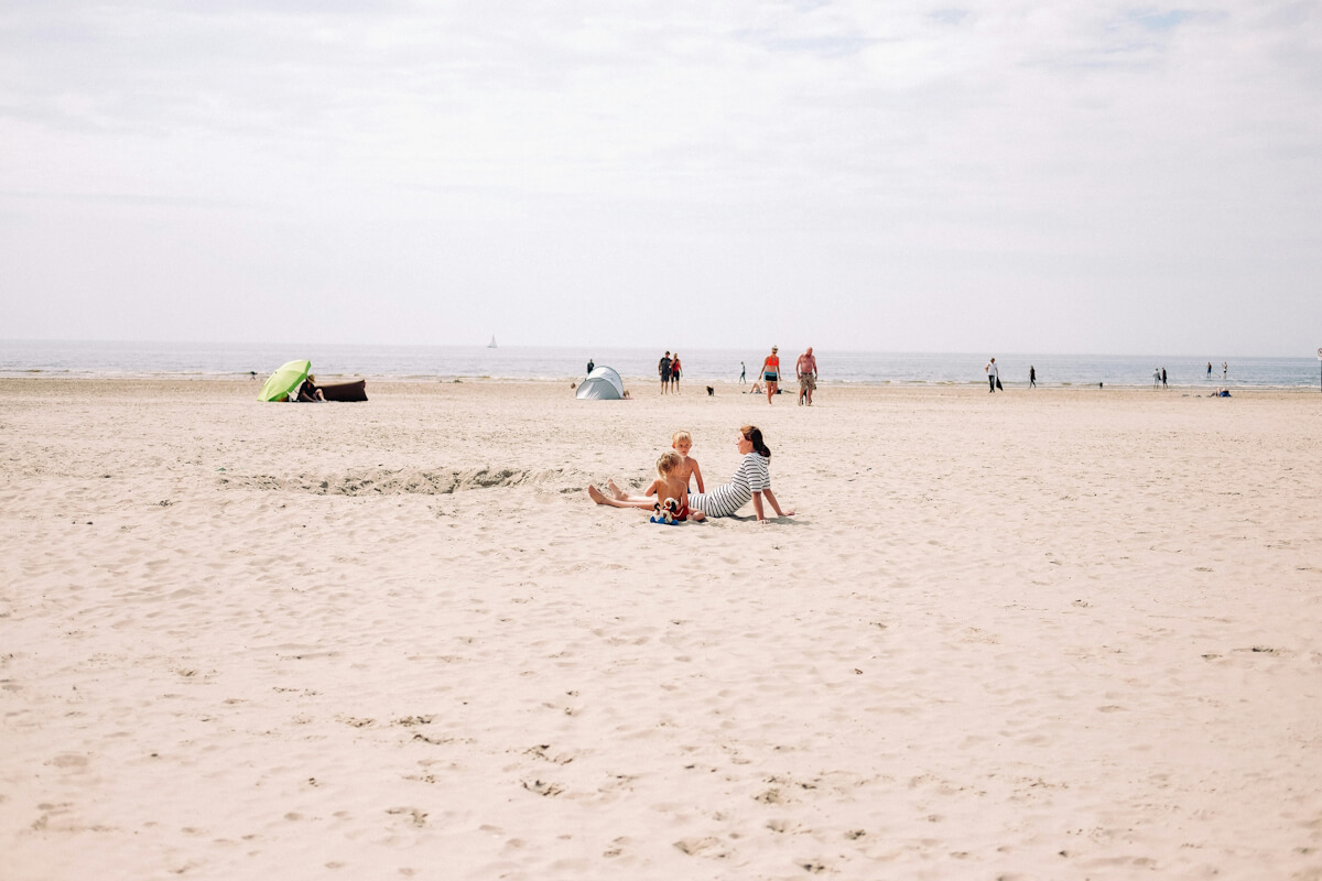 Fast menschenleerer Sandstrand in Holland