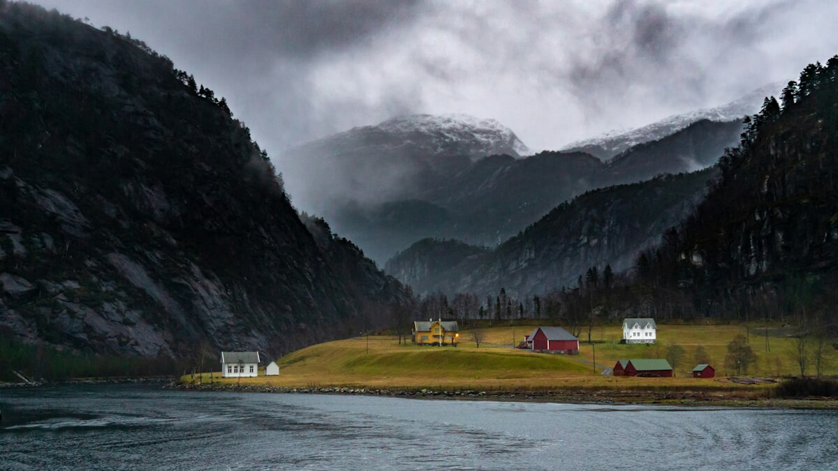 Häuser an Fjord in Norwegen