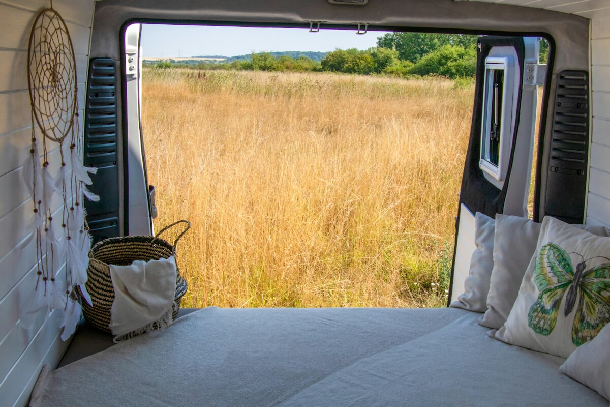 Campervan Ausblick auf Kornfeld vom Bett im Heckbereich